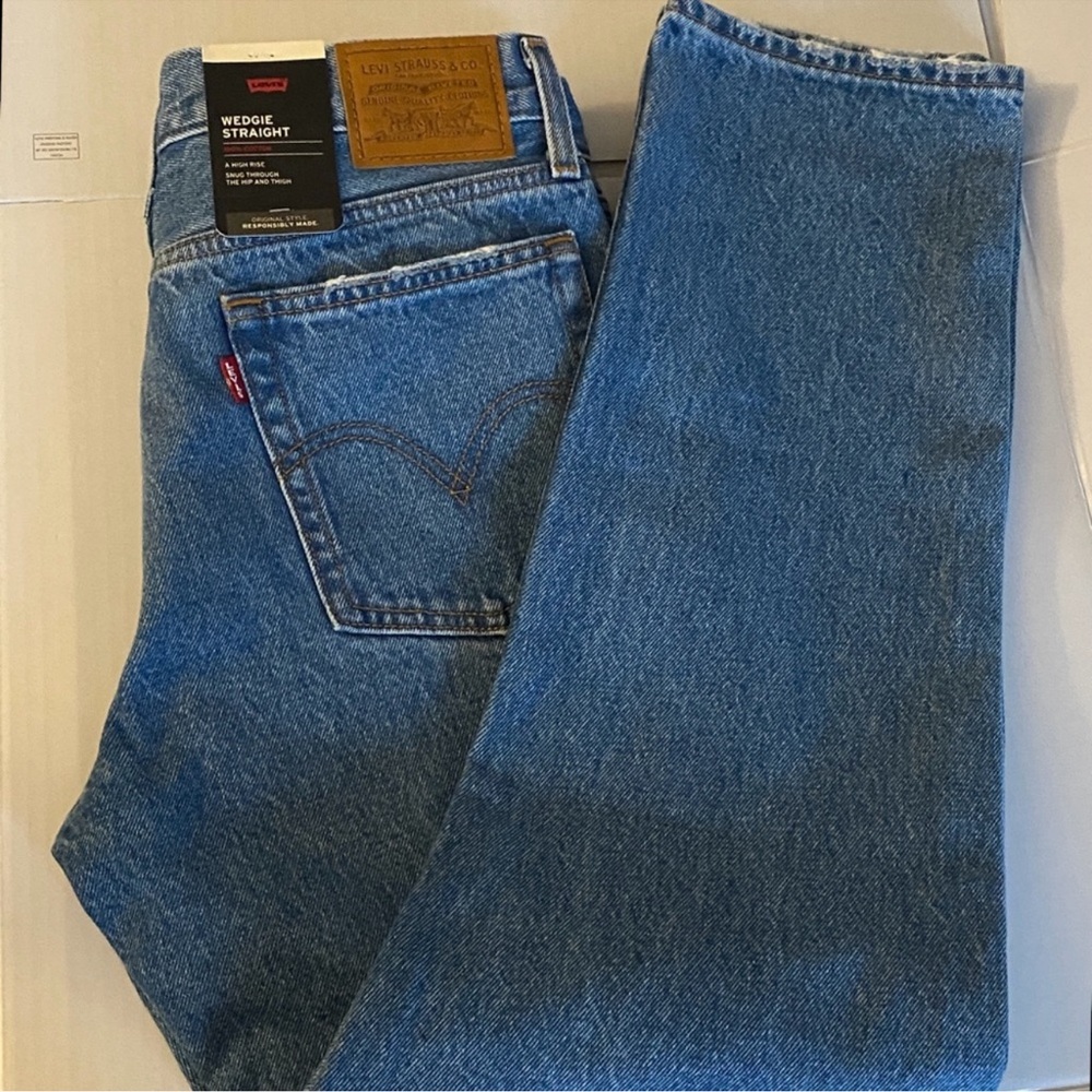 Levi's wedgie straight women’s classic high rise medium blue straight jeans NWT